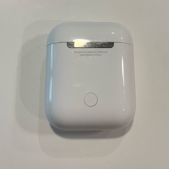 Apple AirPods and case- missing left airpod - Picture 2 of 7